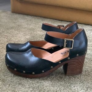 Korks - Black Leather - Faux Wood Platform